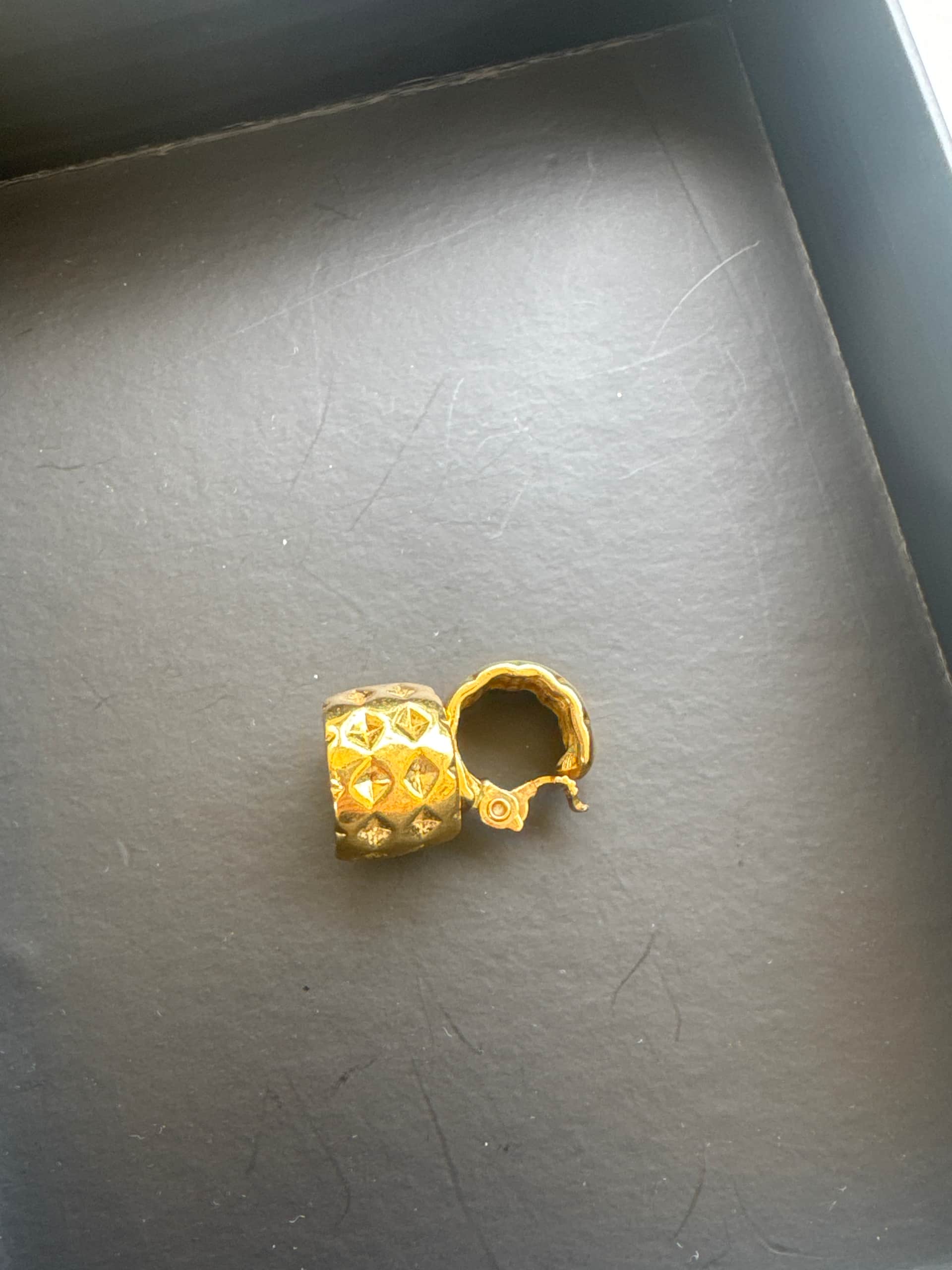 Monet 復古金屬菱格紋夾式耳環 一對