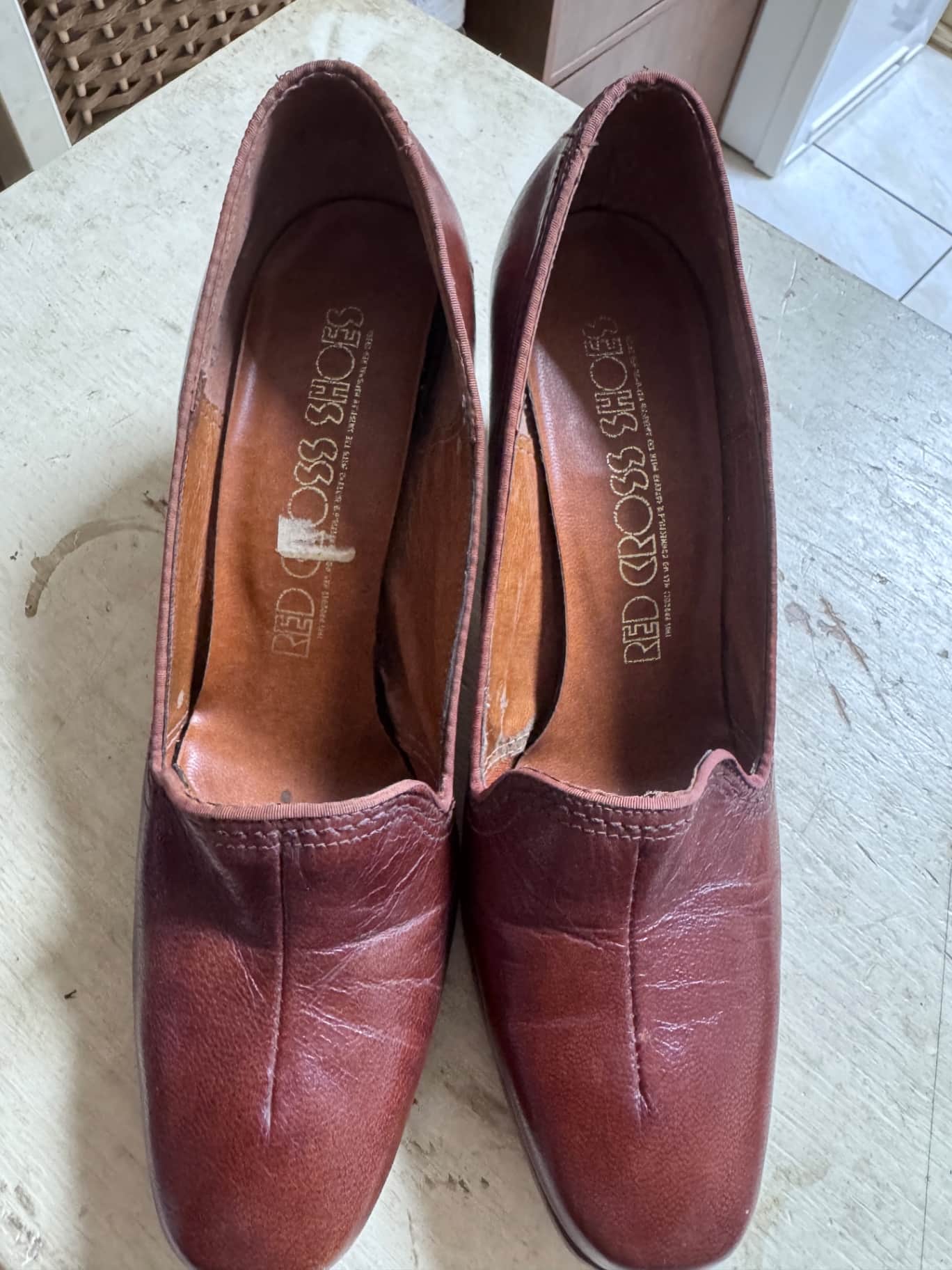 Red Cross Shoes 真皮粗跟包鞋 單組