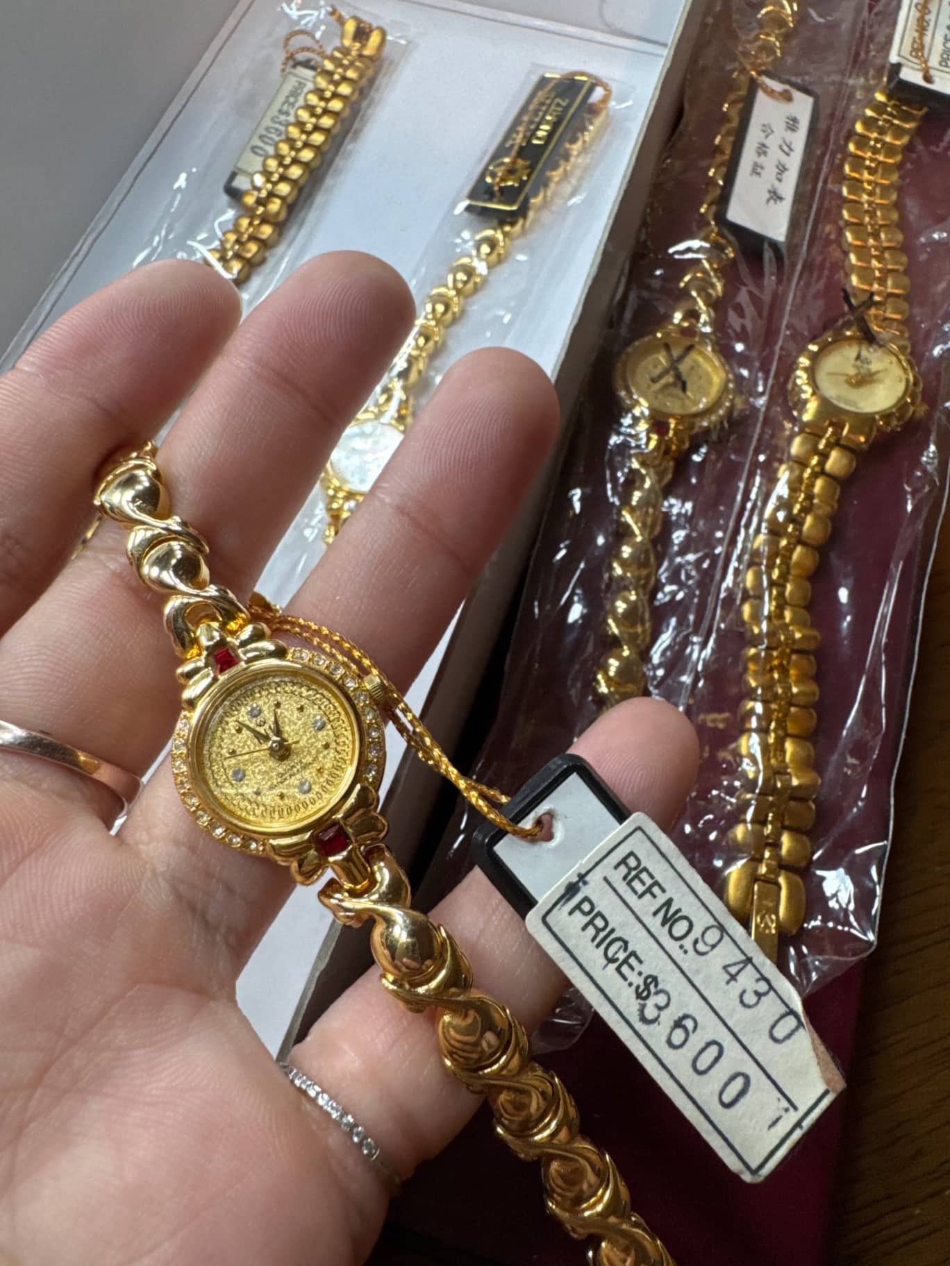 YALIK 18K鍍金防潑 金色石英女錶 有三款