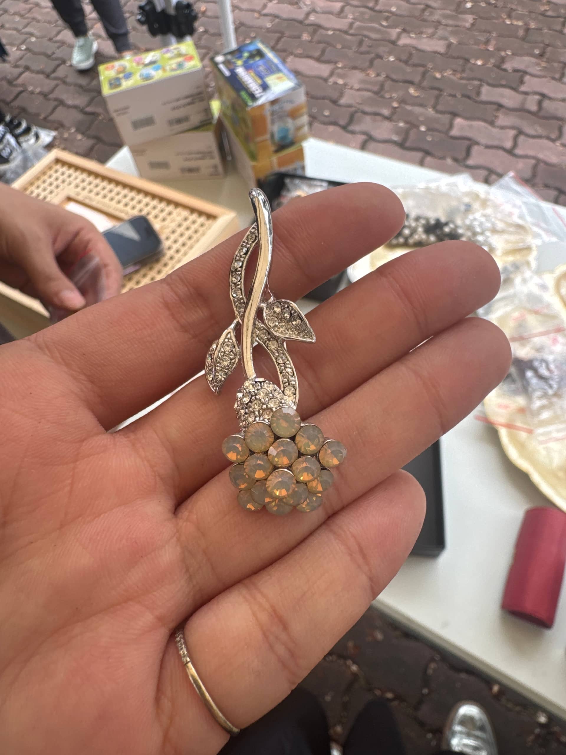 花朵造型鑲鑽胸針 單件