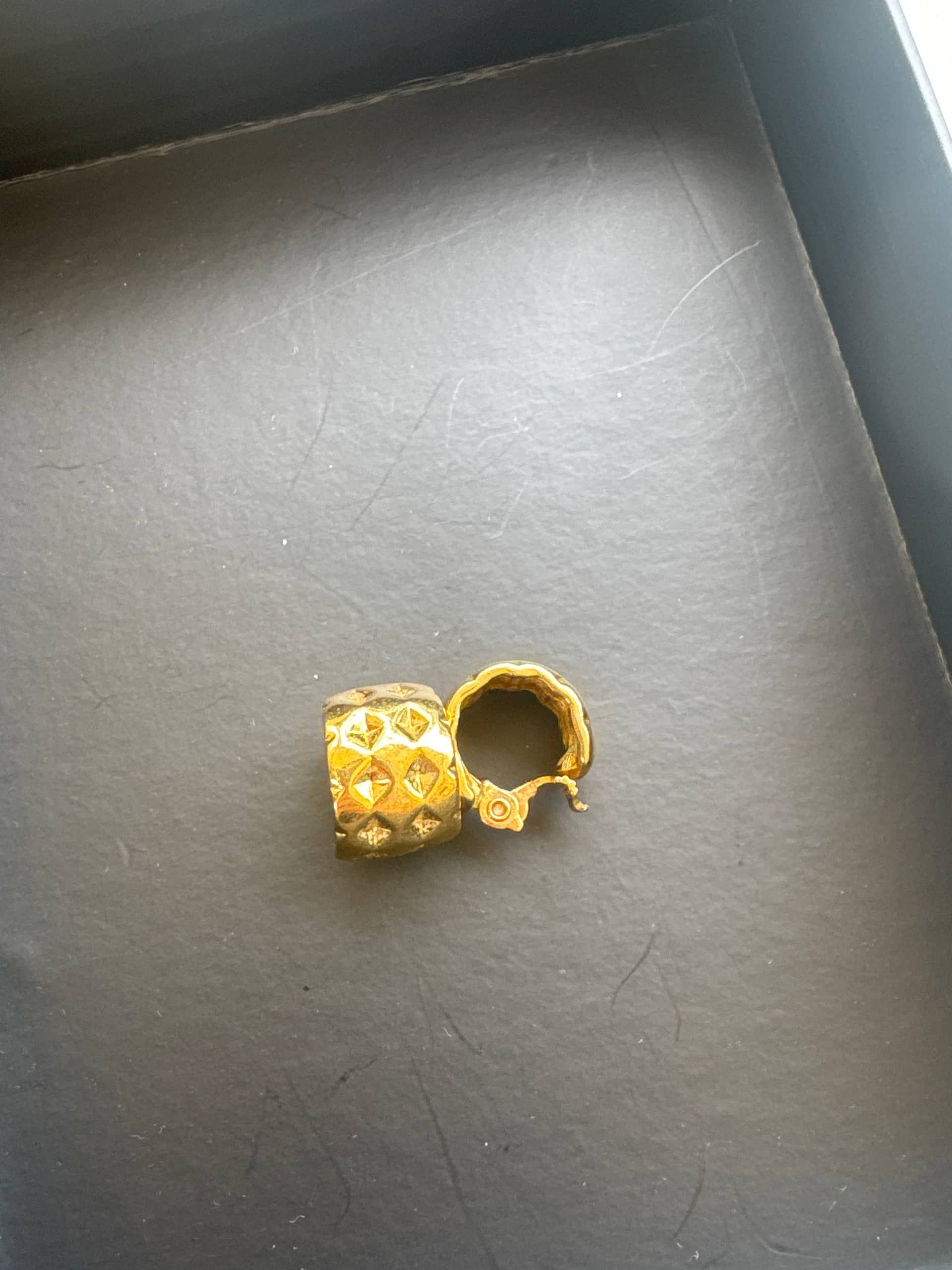 Monet 復古金屬菱格紋夾式耳環 一對
