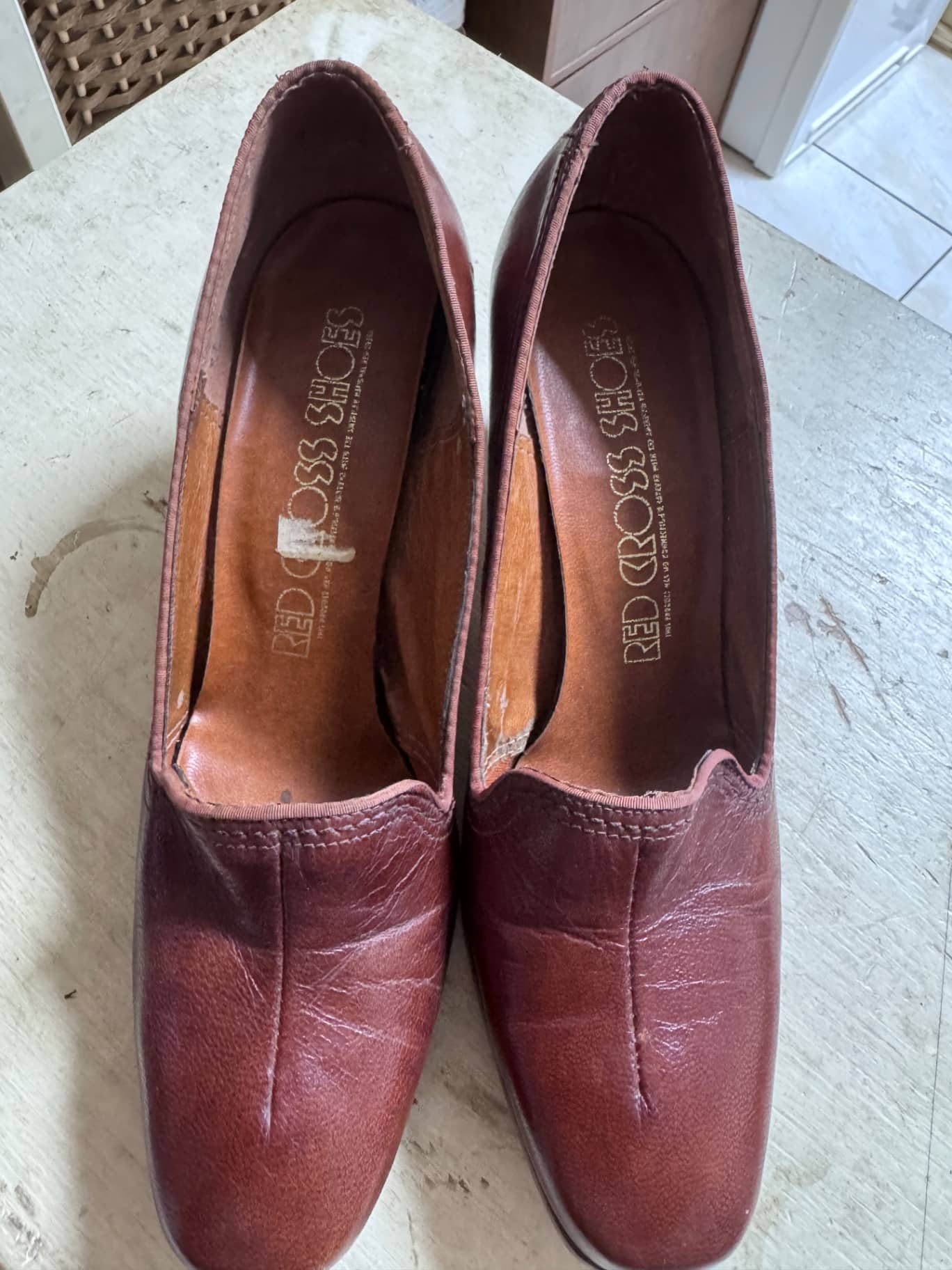 Red Cross Shoes 真皮粗跟包鞋 單組