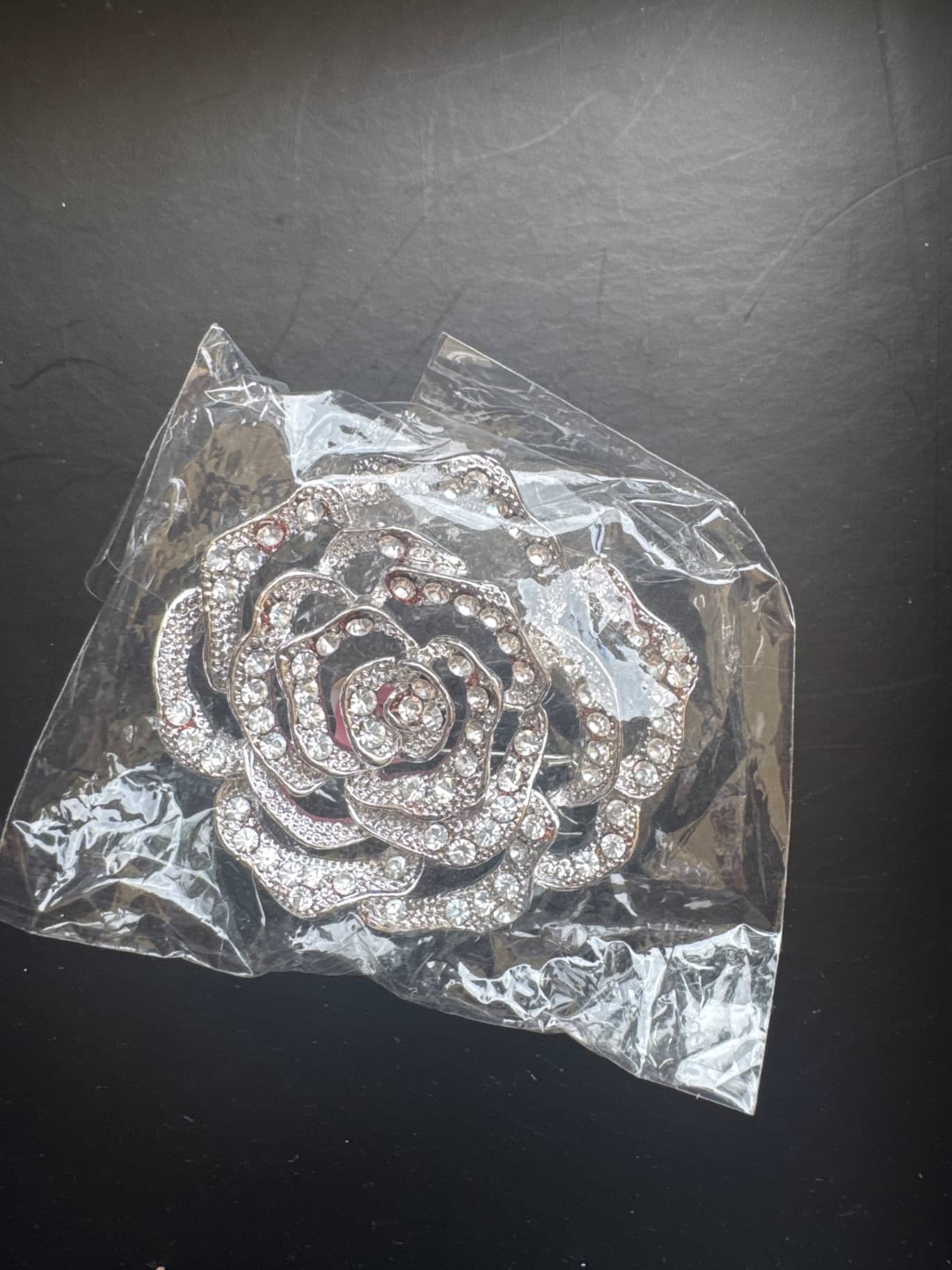 玫瑰花造型水鑽胸針 單件