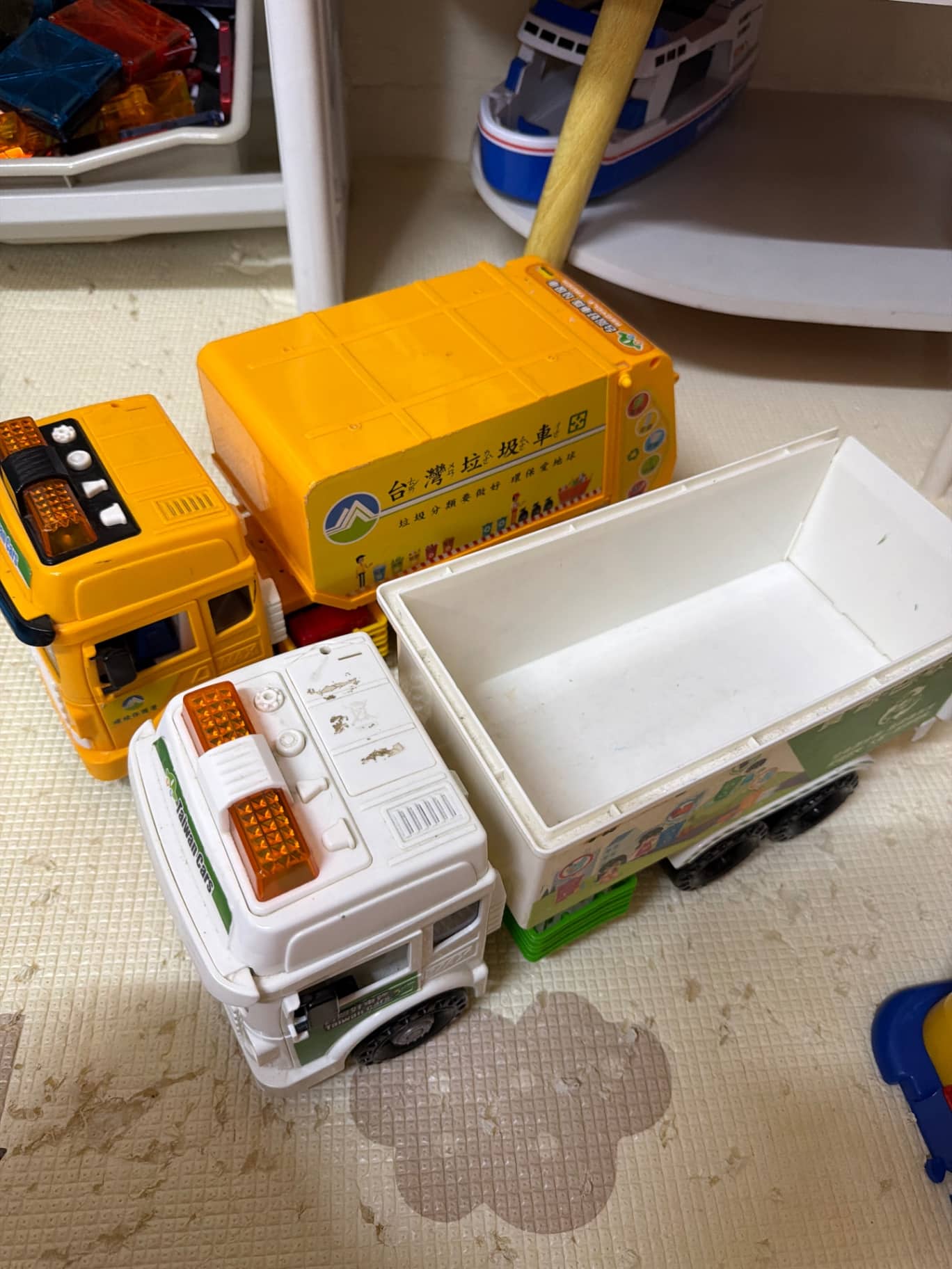 台灣好車隊 垃圾車與資源回收車玩具套組（聲光效果損壞）